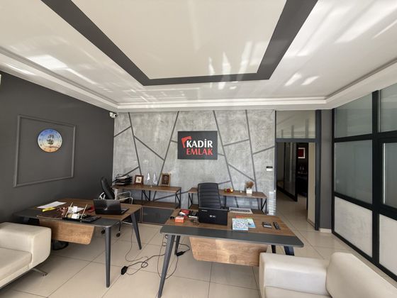Danışman masası ve KADİR EMLAK tabelası